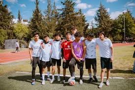 略伦特想干扰吕迪格罚点，姆巴佩上前推开对手并